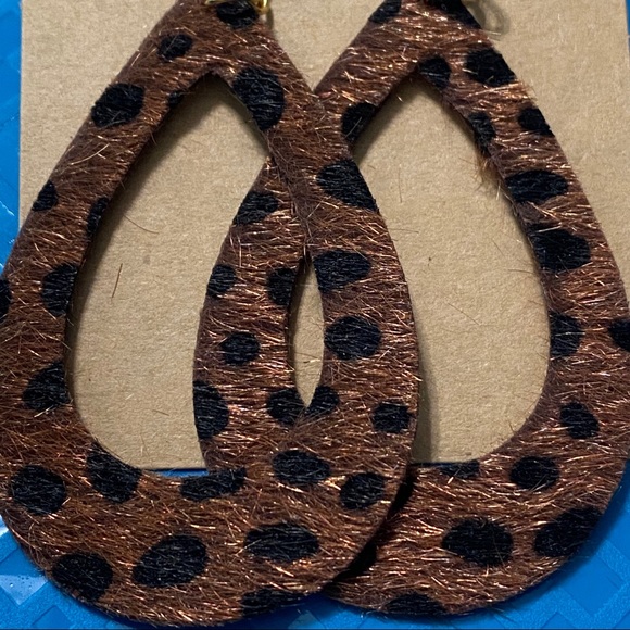 Textured Faux Fur Cat Spotted Print Earrings - Picture 3 of 5